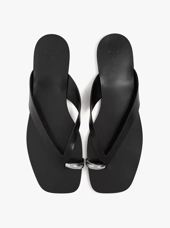 Sandalias thong de piel con detalle metálico