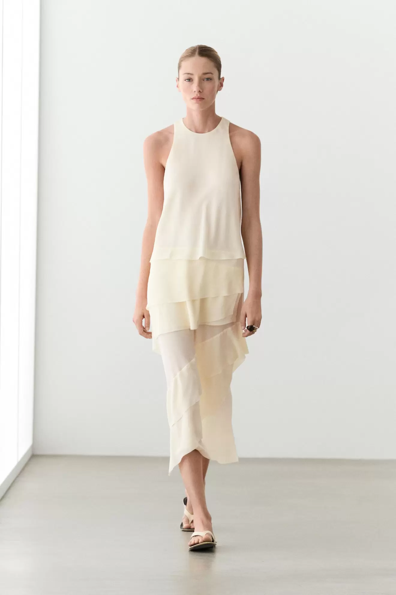 Vestido midi fluido volantes