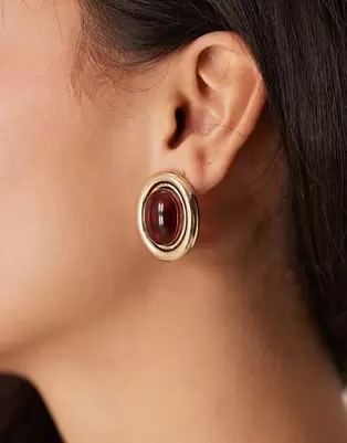 ASOS DESIGN - Pendientes de botón con diseño de piedra burdeos engastada en tono dorado