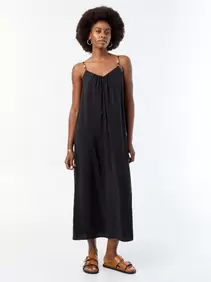 Vestido largo con tirantes finos de perlas