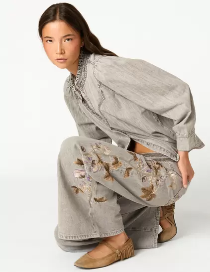 PANTALON BORDADO FLOR LIGHT GREY