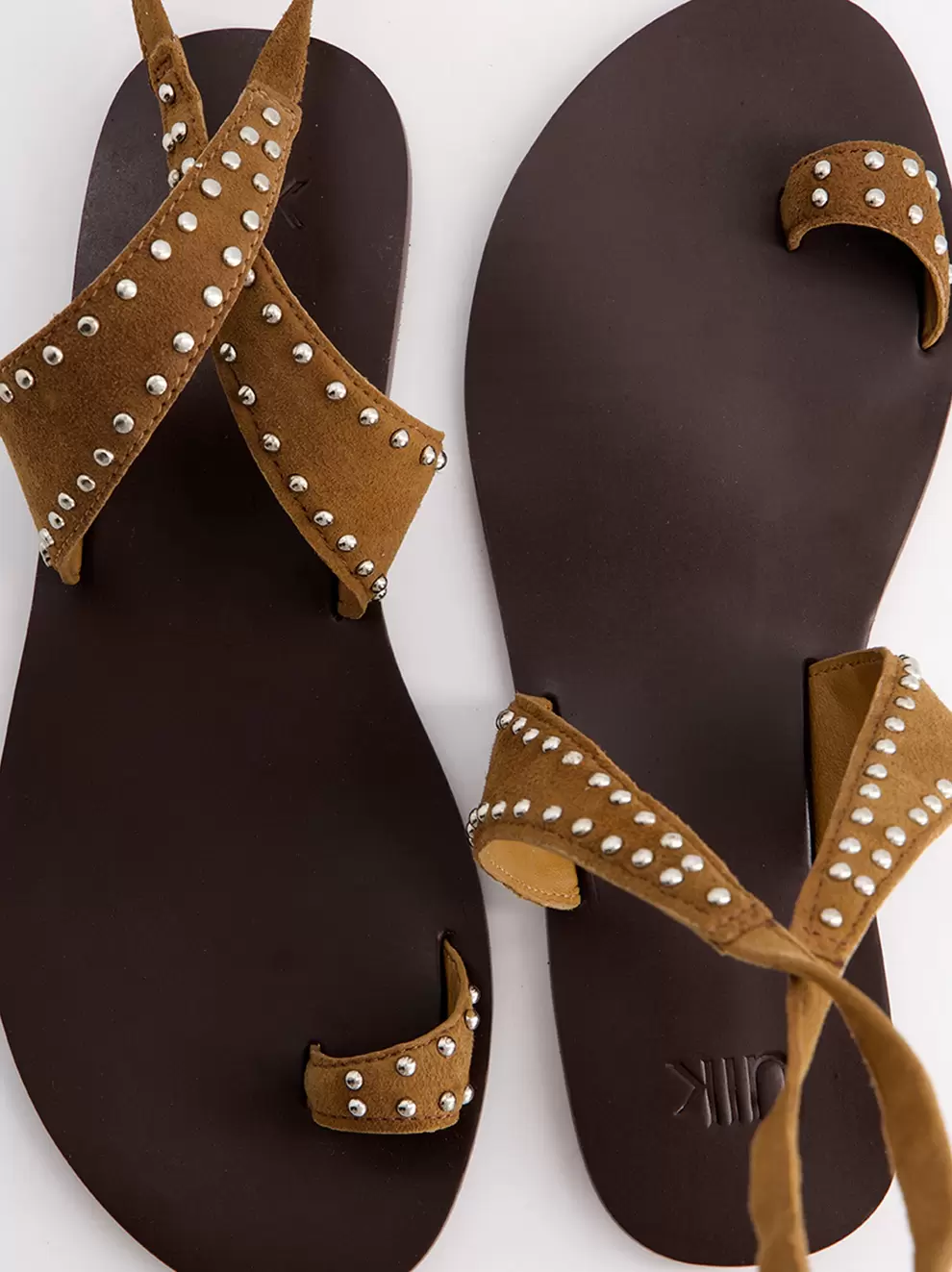 Sandalias Planas De Piel Serraje Con Tachas - Nomada