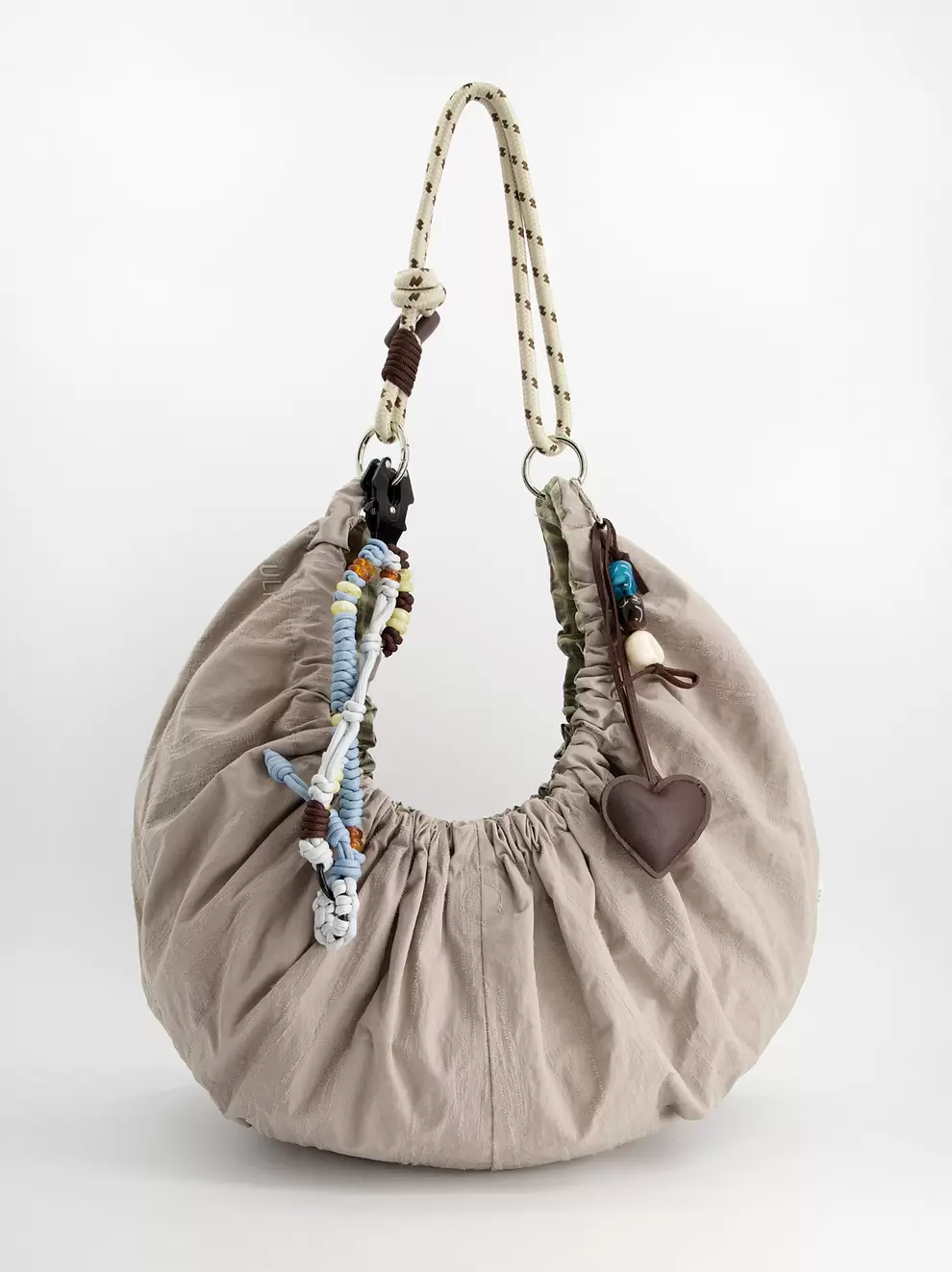 Bolso fruncido reversible con charms - Carmelo