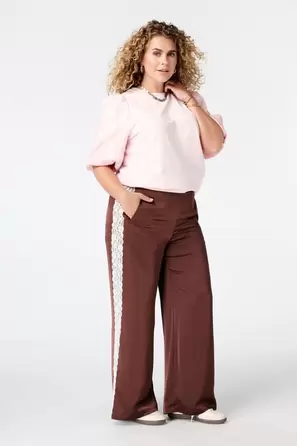 Pantalón con detalles de encaje en los laterales