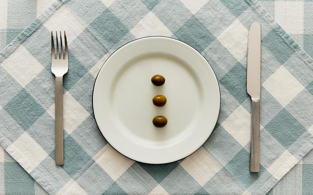 MANTEL, PLATO Y CUBIERTOS