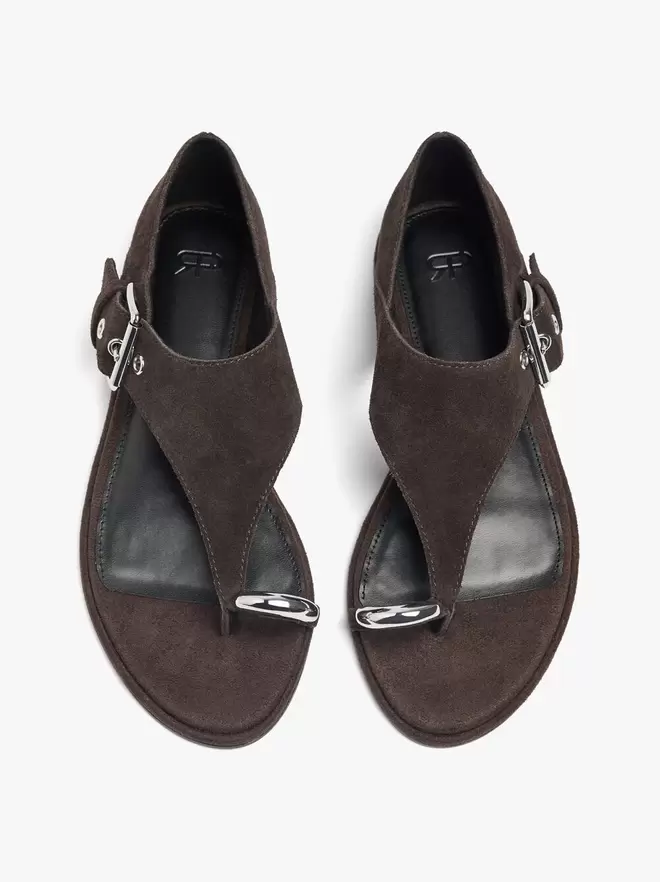 Sandalias planas de piel con detalle metálico y hebilla