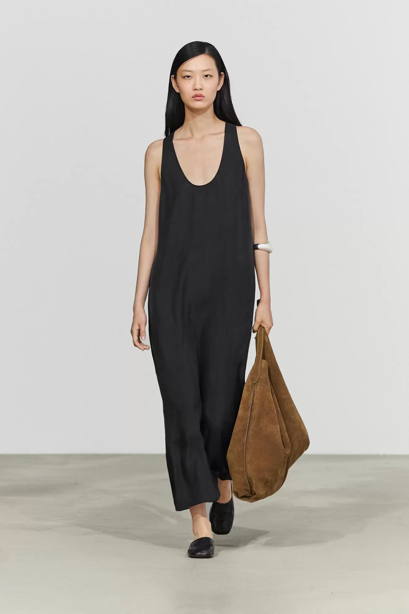 Vestido midi fluido escote redondo