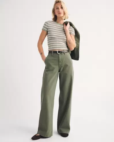Jeans estilo pantalón con pernera ancha de tiro alto