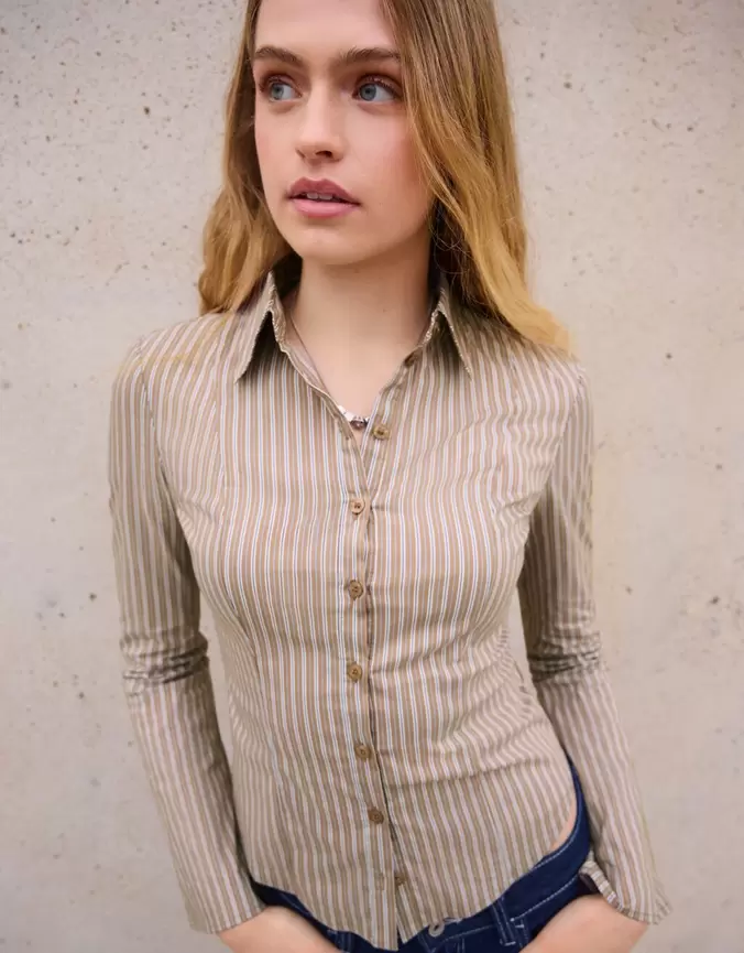 Camisa entallada manga campana