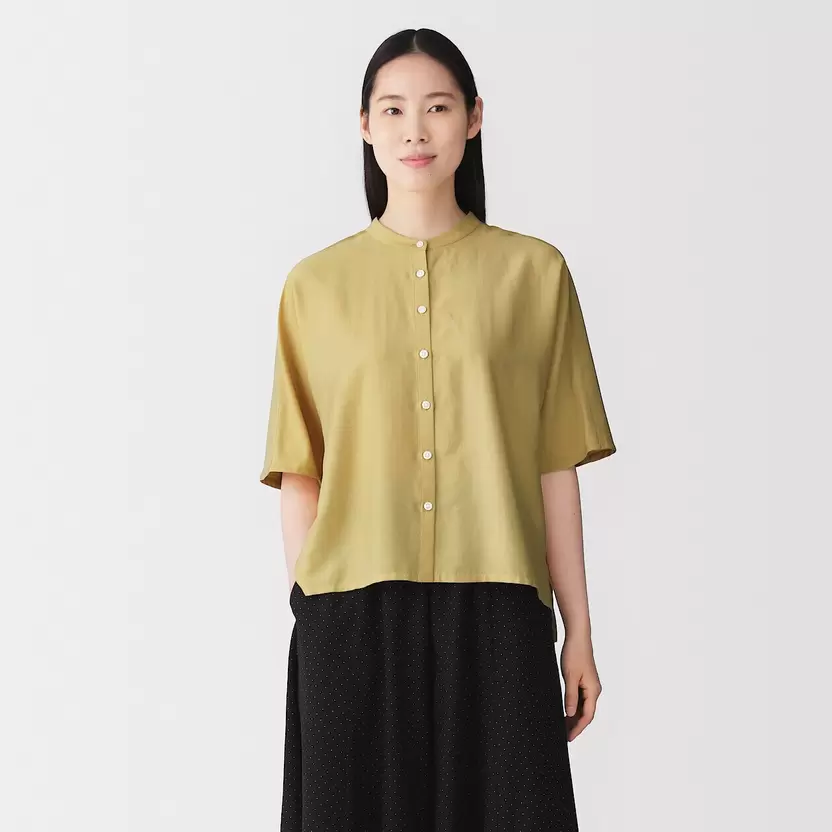 Blusa de mezcla de lyocell, con cuello alto y manga corta para mujer