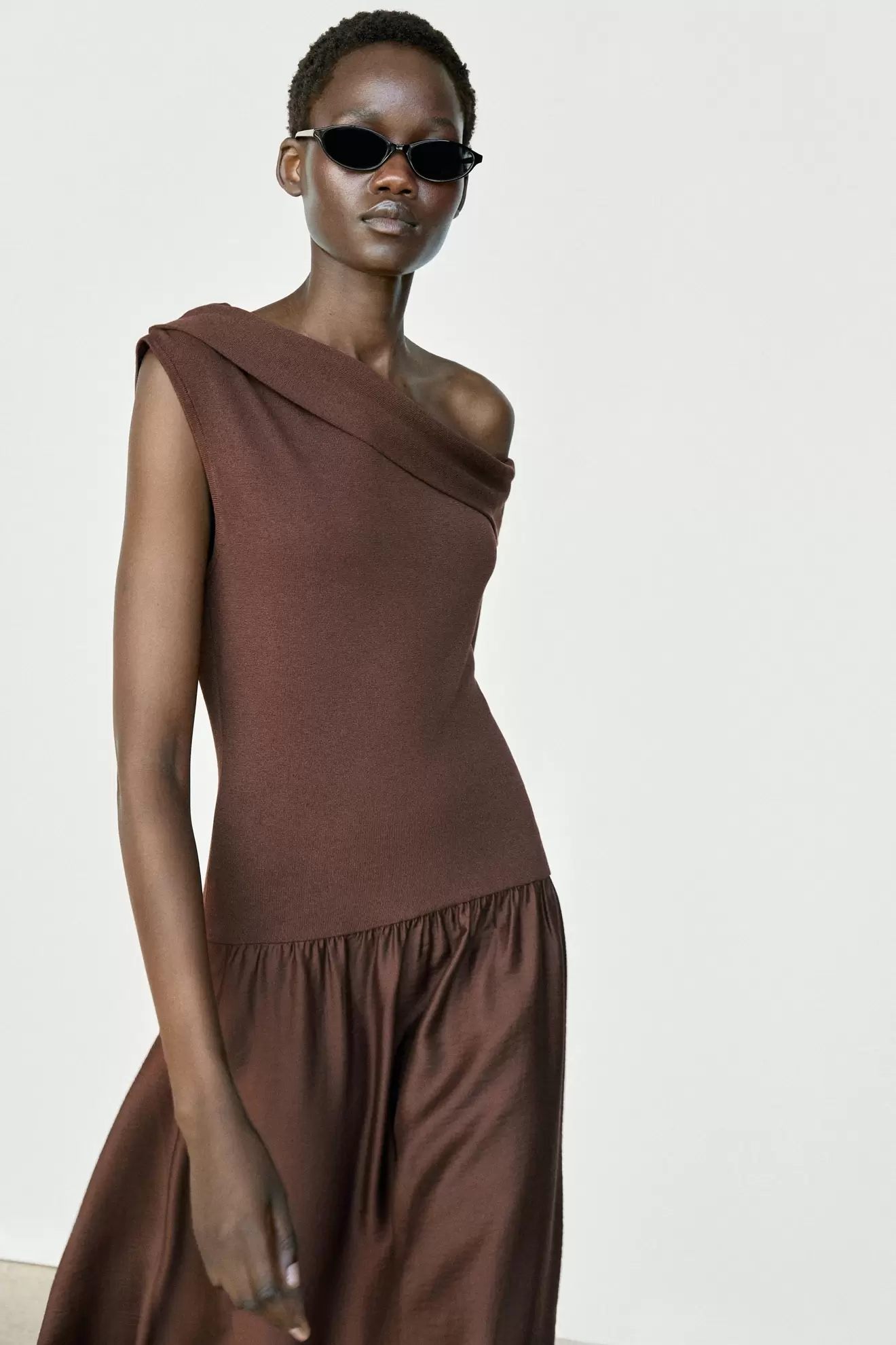 Vestido midi hombro descubierto