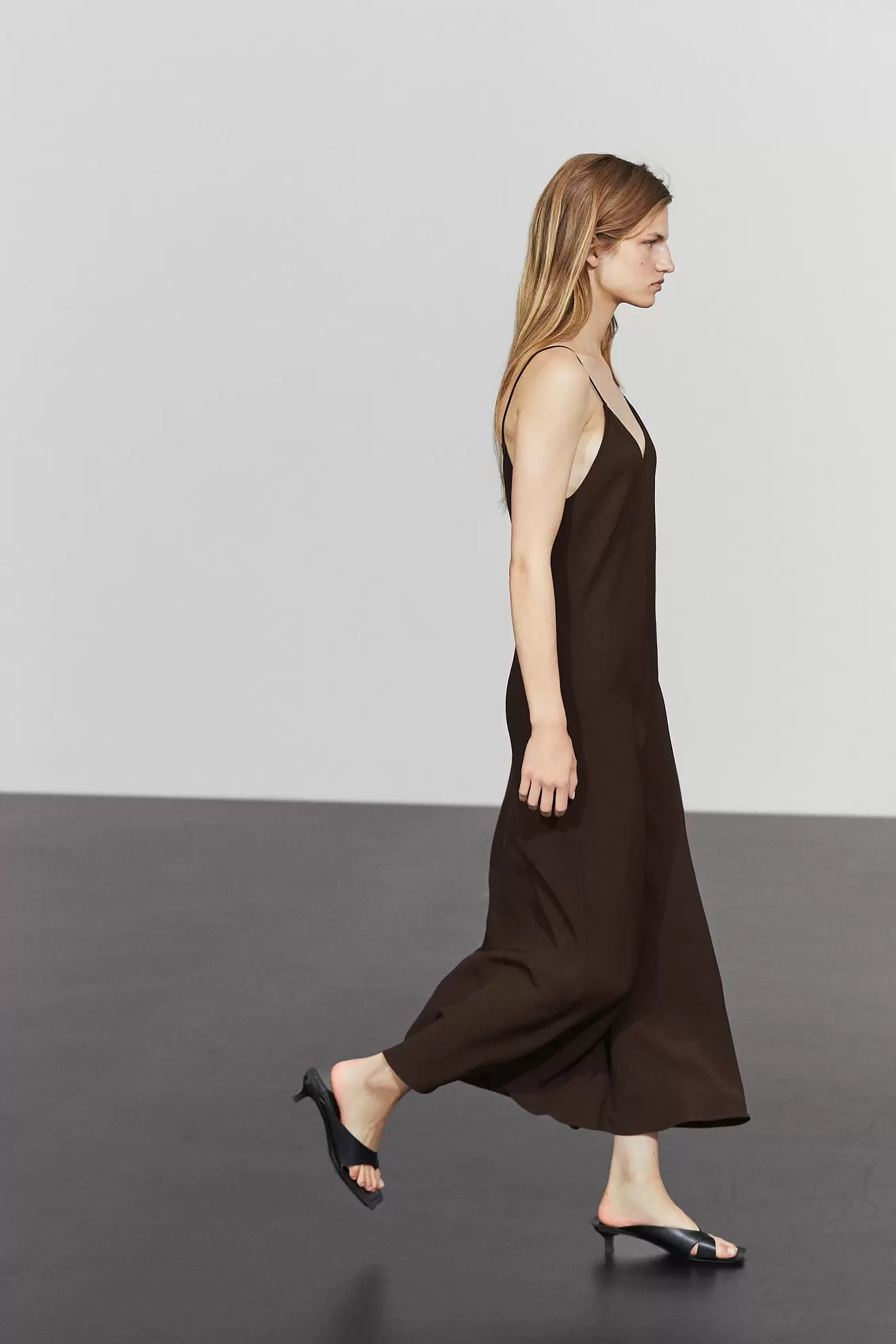 Vestido midi fluido tirantes