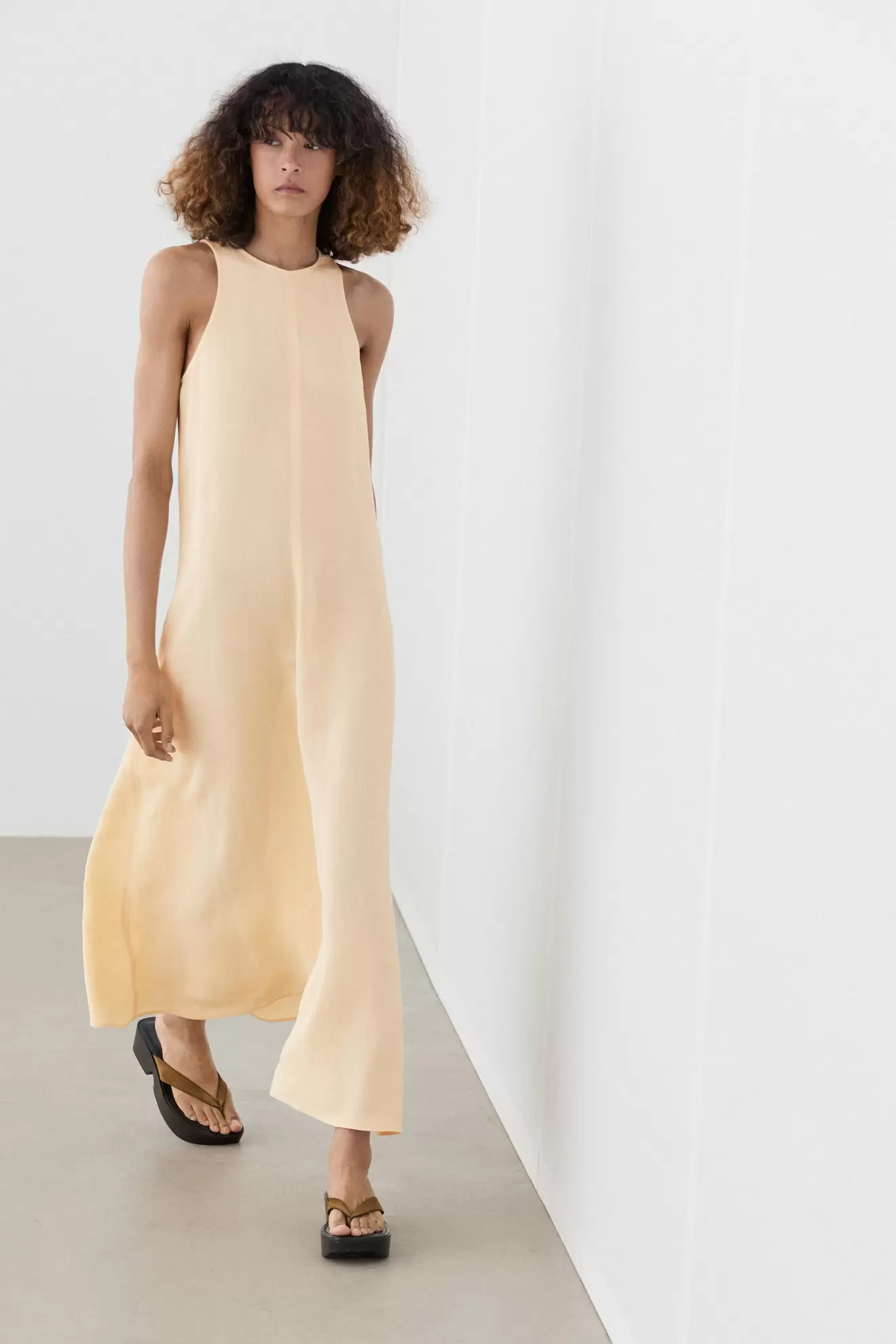 Vestido midi halter fluido con lino