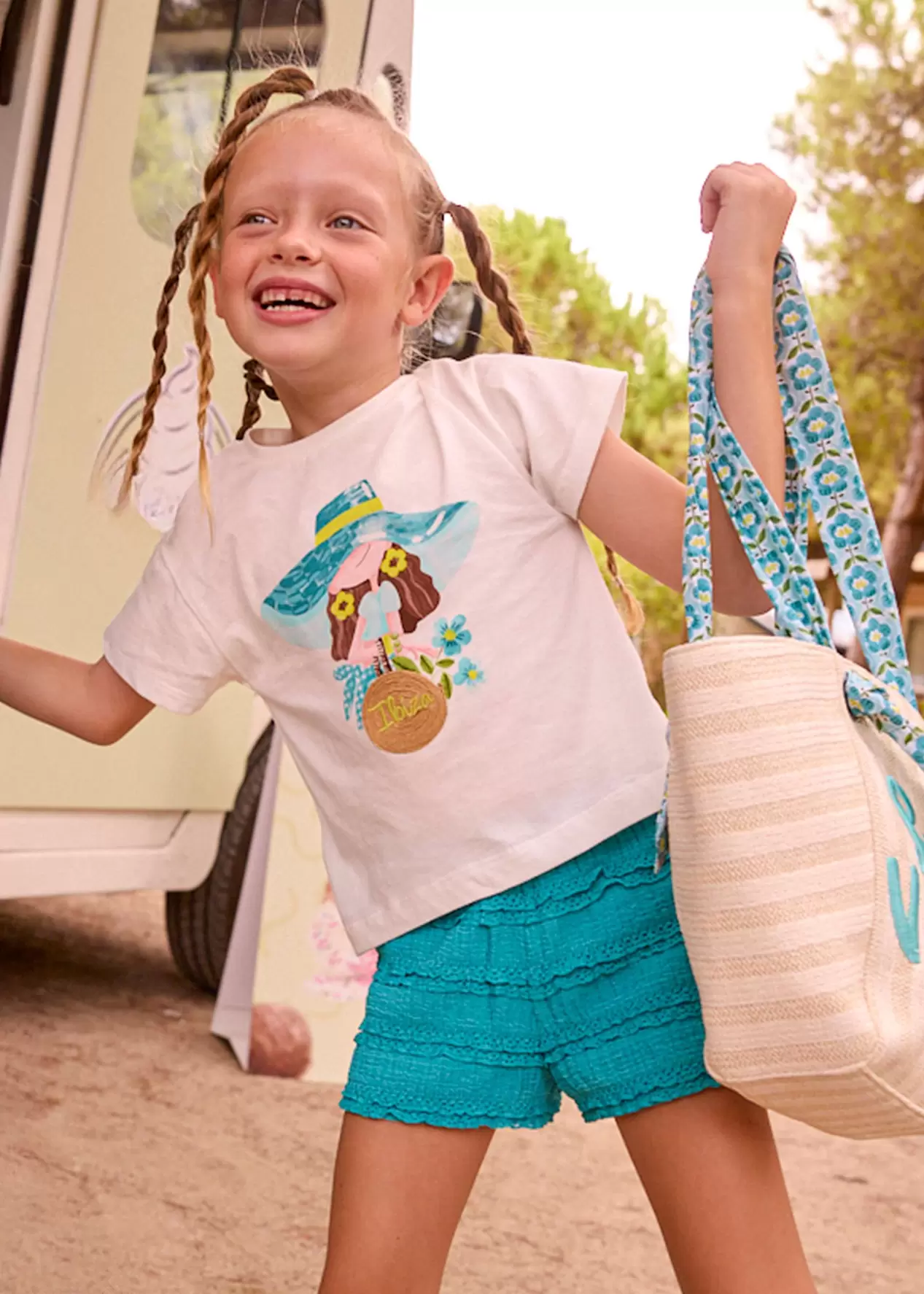 Conjunto pantalón corto volantes y camiseta estampada niña