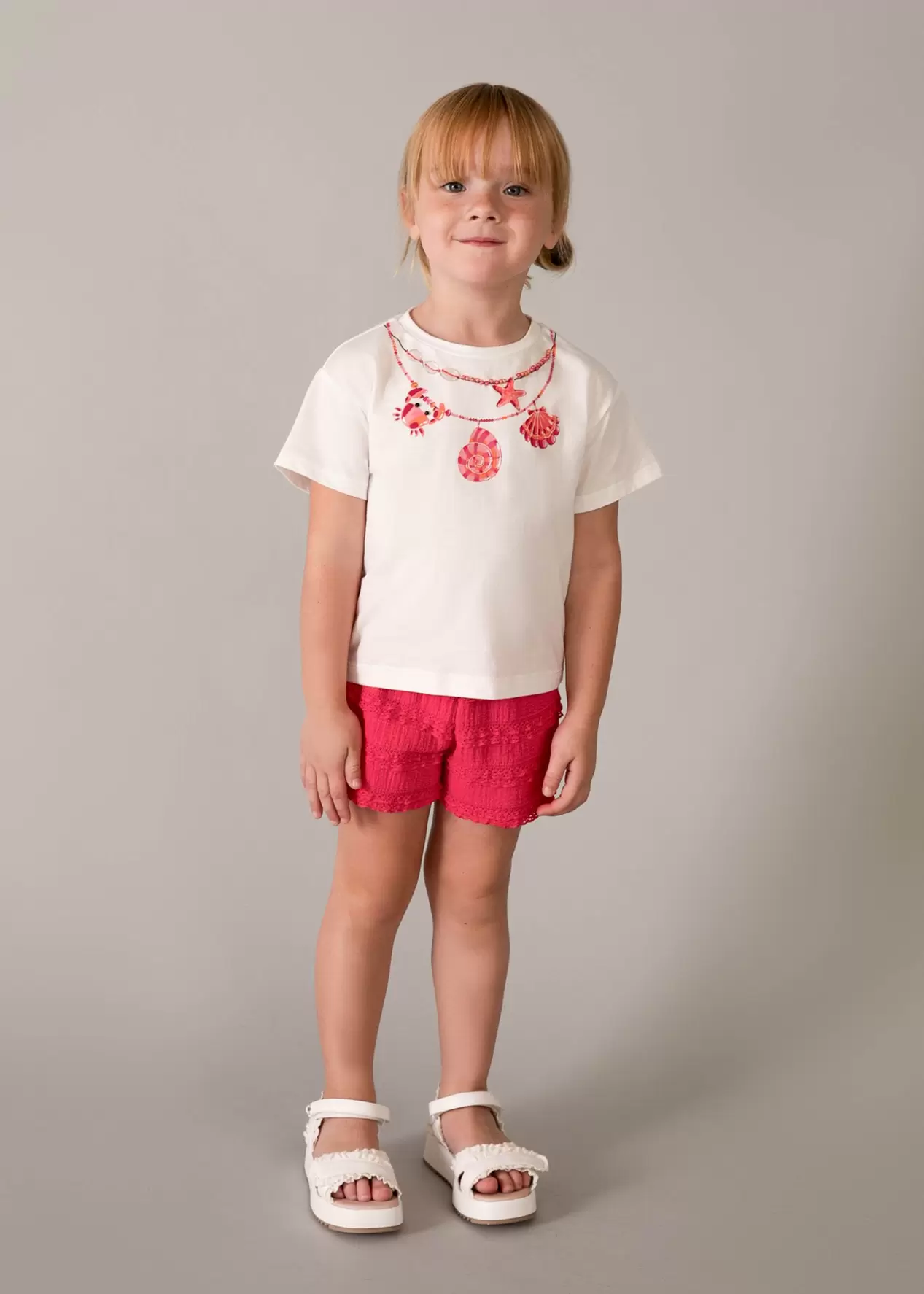 Conjunto pantalón corto volantes y camiseta estampada niña