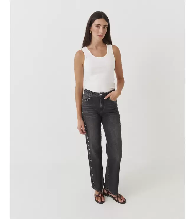 JEANS STRAIGHT CON TACHUELAS
