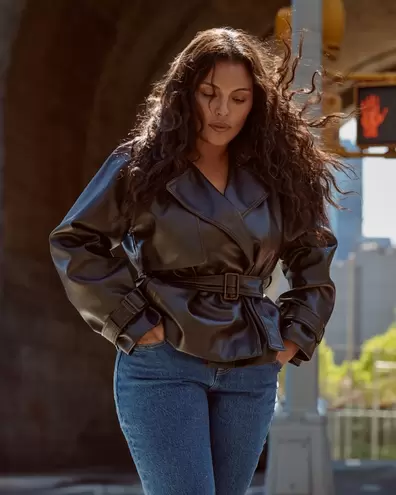 Gabardina corta con cinturón de cuero vegano