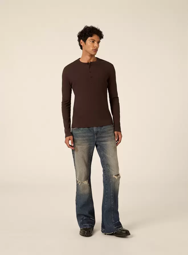Vaqueros bootcut con rotos y acabado vintage
