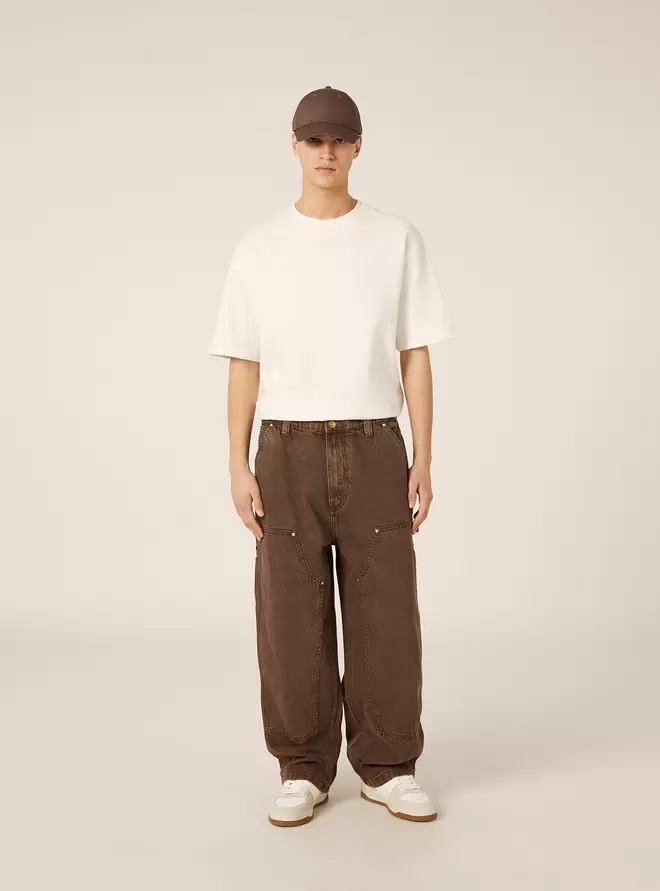 Pantalón carpintero de pernera ancha con remaches
