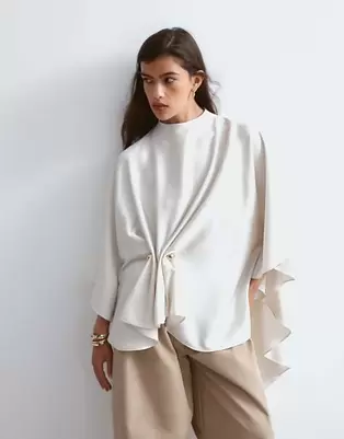 ARRANGE - top satinado con caída y detalle de herraje en color oyster