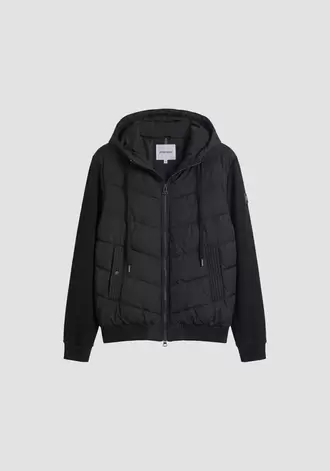 Abrigo negro slim fit en tejido técnico acolchado con insertos en contraste