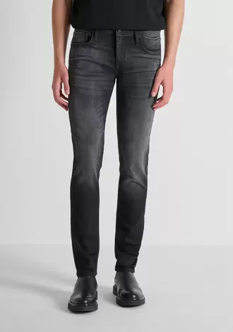 Jeans "Ozzy" tapered fit en denim coated negro