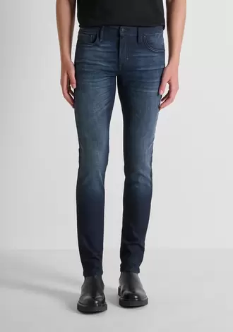 Jeans "Ozzy" tapered fit en denim azul oscuro con efecto coated