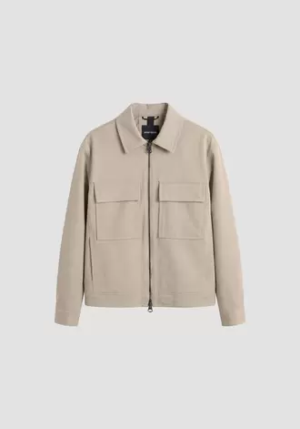Abrigo color masilla relaxed fit en sarga elástica de viscosa con placa metálica