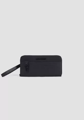 Pochette continental negra en piel sintética con bolsillo cremallera metálica, logo y asa desmontable