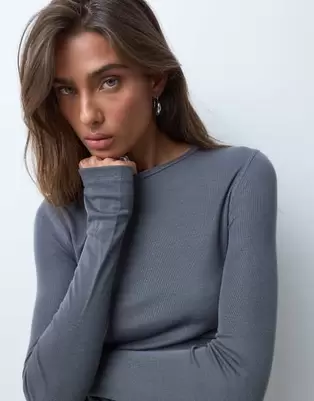ASOS DESIGN premium top de manga larga con cuello redondo en gris