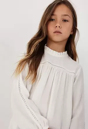 Blusa blanca con encaje y cuello fruncido
