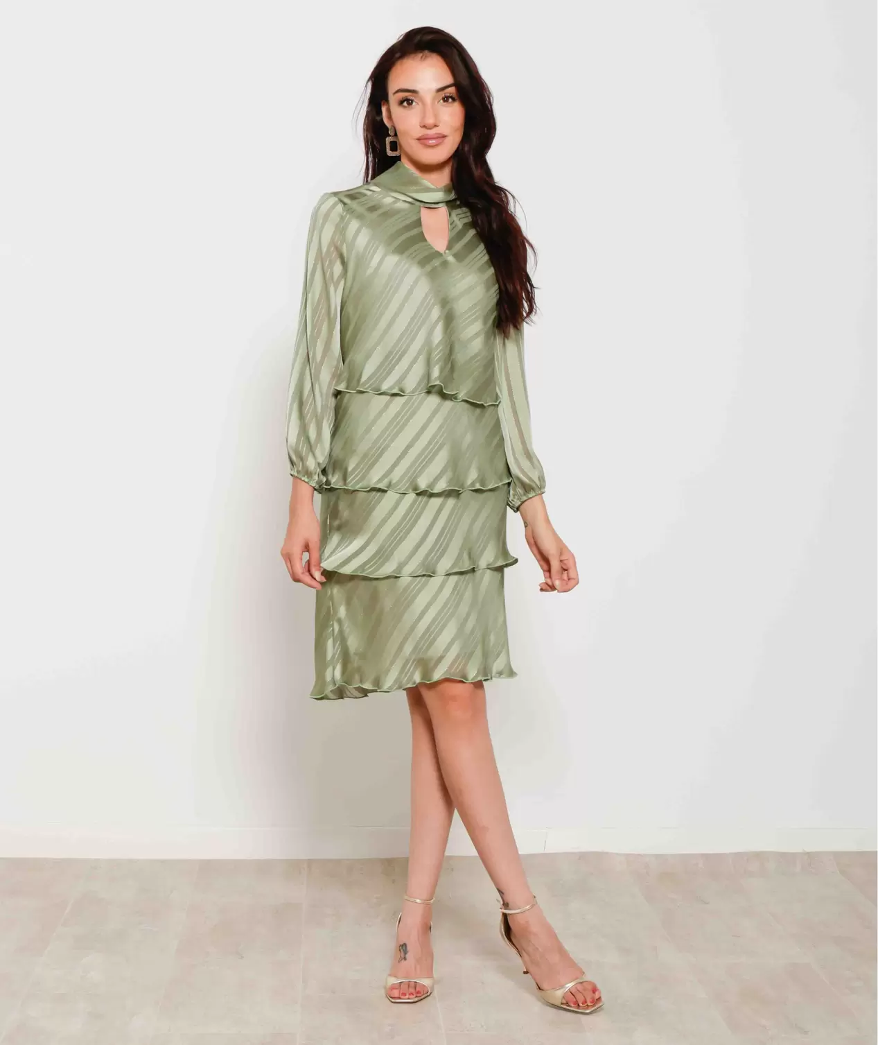 VESTIDO CON VOLANTES...