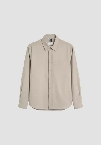 Camisa "Dubai" color masilla relaxed fit en sarga elástica de viscosa con logo en placa metálica