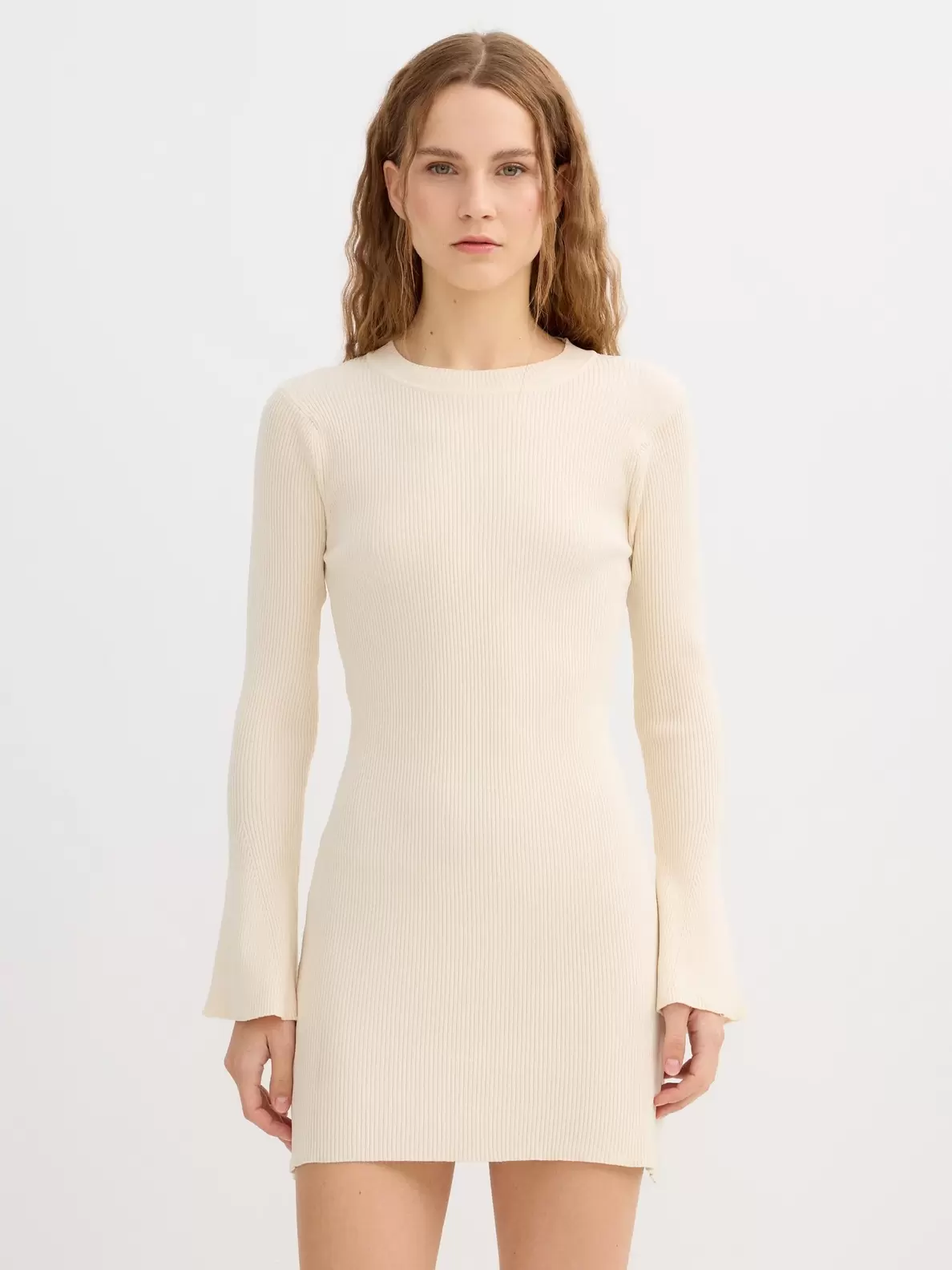 Vestido mini manga acampanada