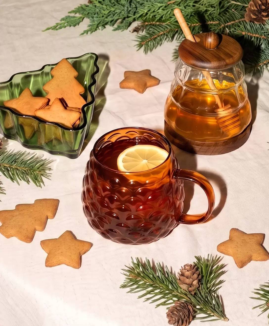 Taza de vidrio con relieve de piñas