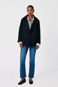 Gabardina corta con vuelo