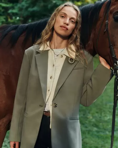 Americana de traje con cintura ceñida