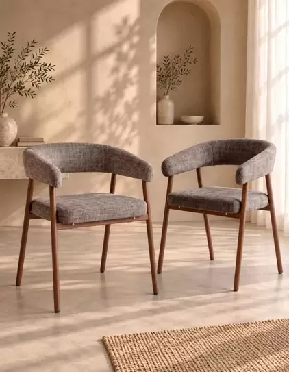 Silla tapizada en tela tipo chenilla chocolate antimanchas con pata metálica acabado nogal