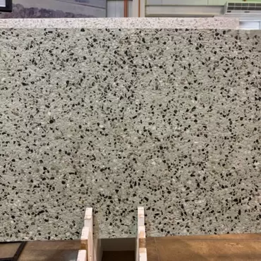 Oferta tablero de Terrazo Verde Rústico con granos negro, marrón, blanco – 4 Lados Semi Boleado – 0.89×0.63x2cm