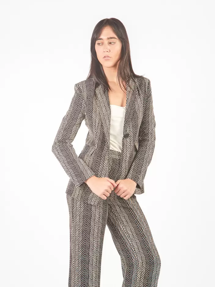 Saco con solapa de líneas diagonales