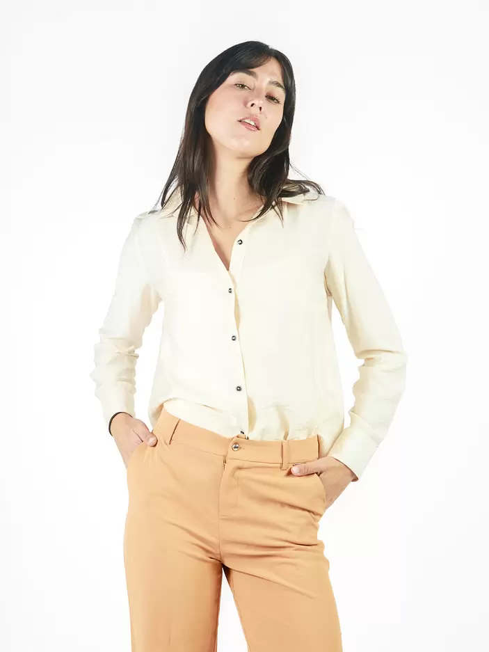 Blusa manga larga con cuello camisero.