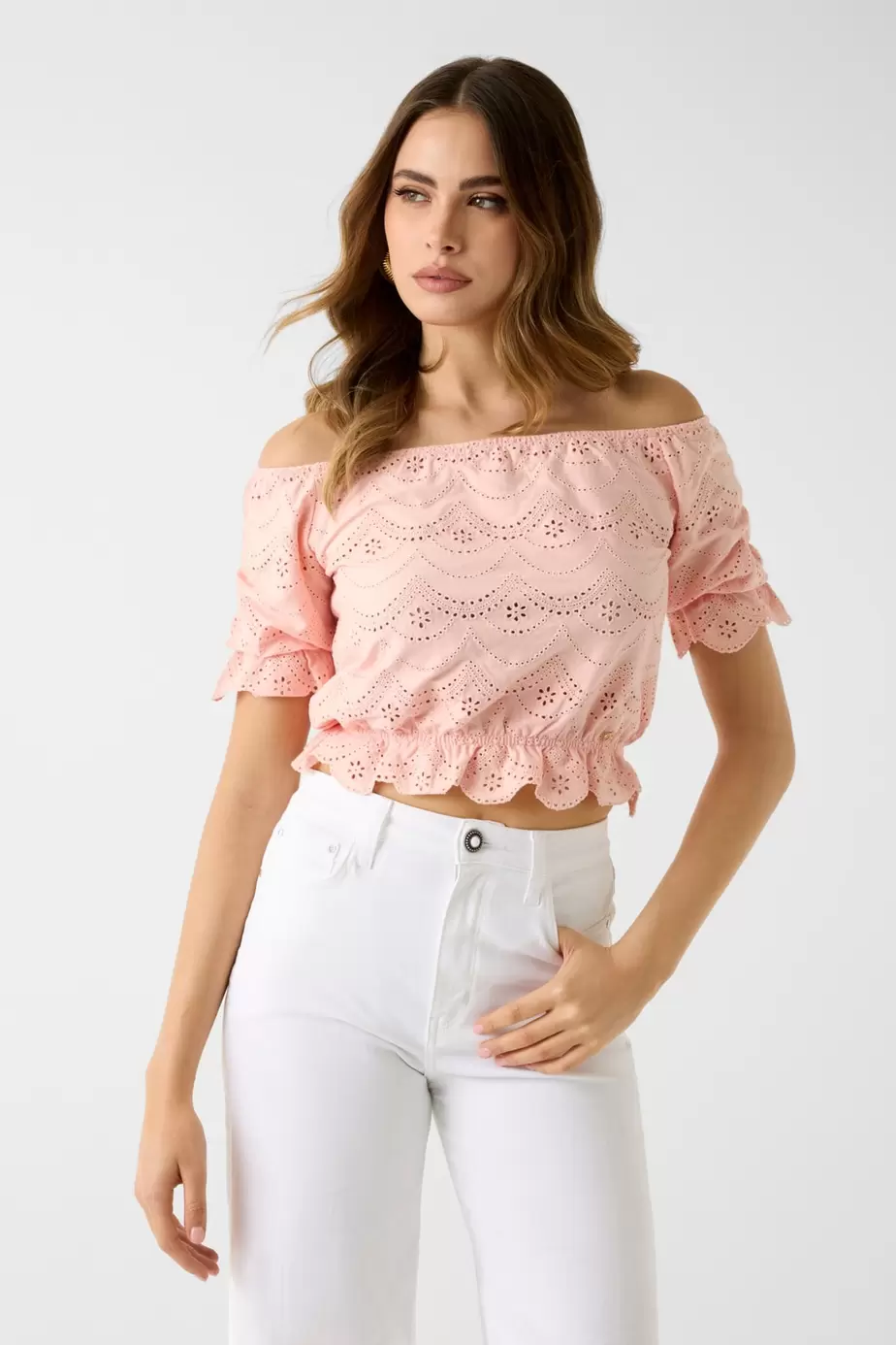 Top con escote off-shoulder y ojales