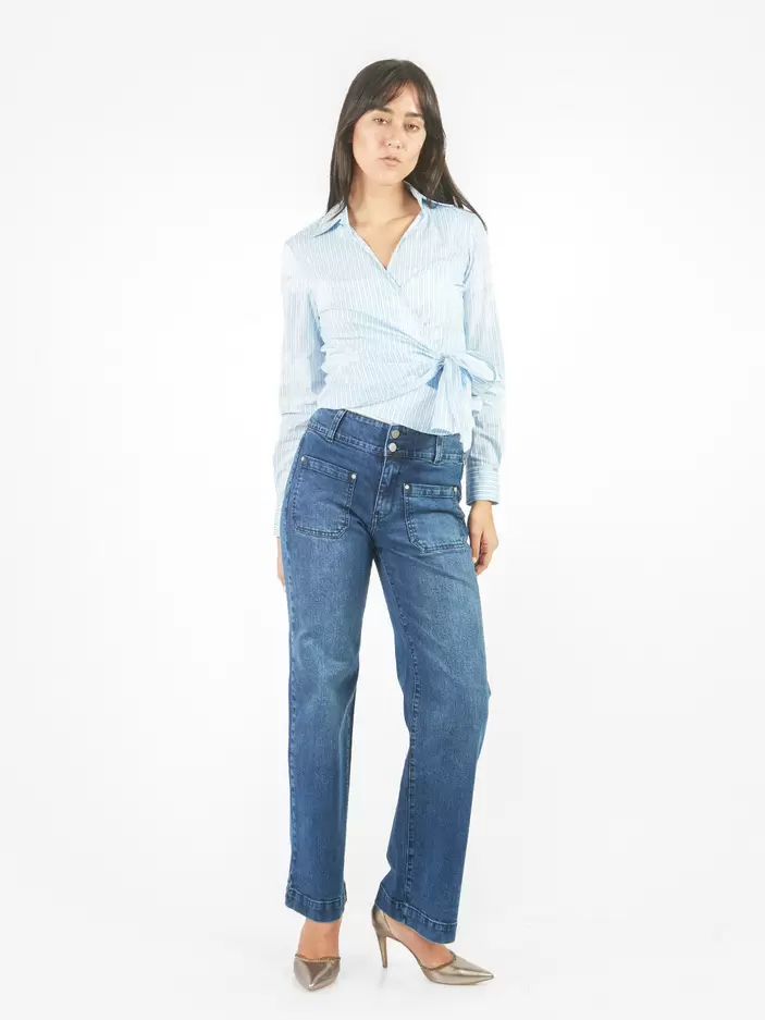 Pantalón de denim recto con bolsillos parche