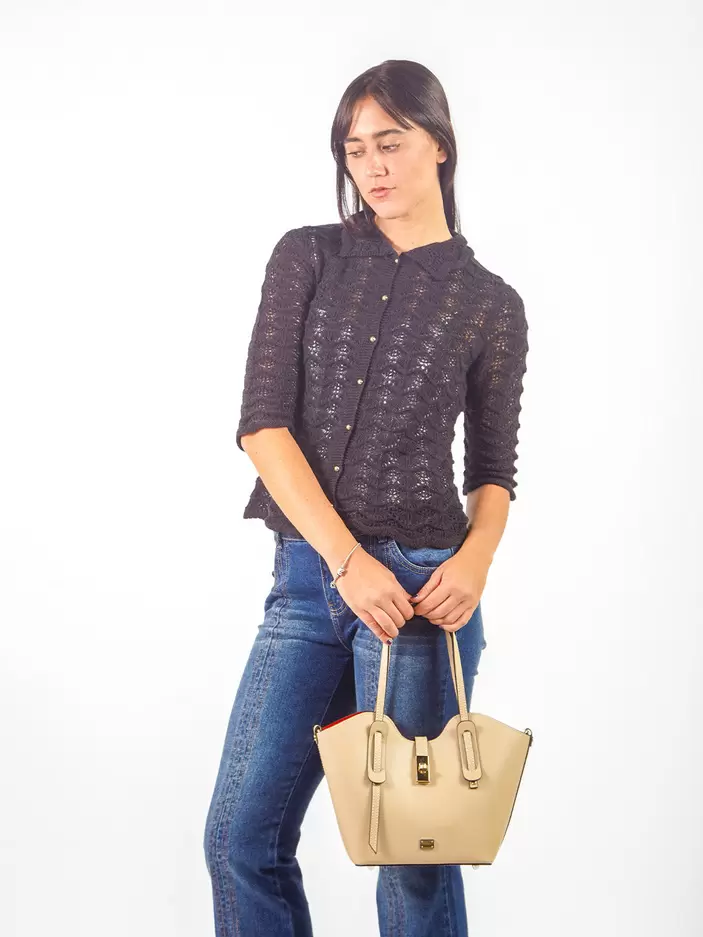 Chompa calada con cuello Negro