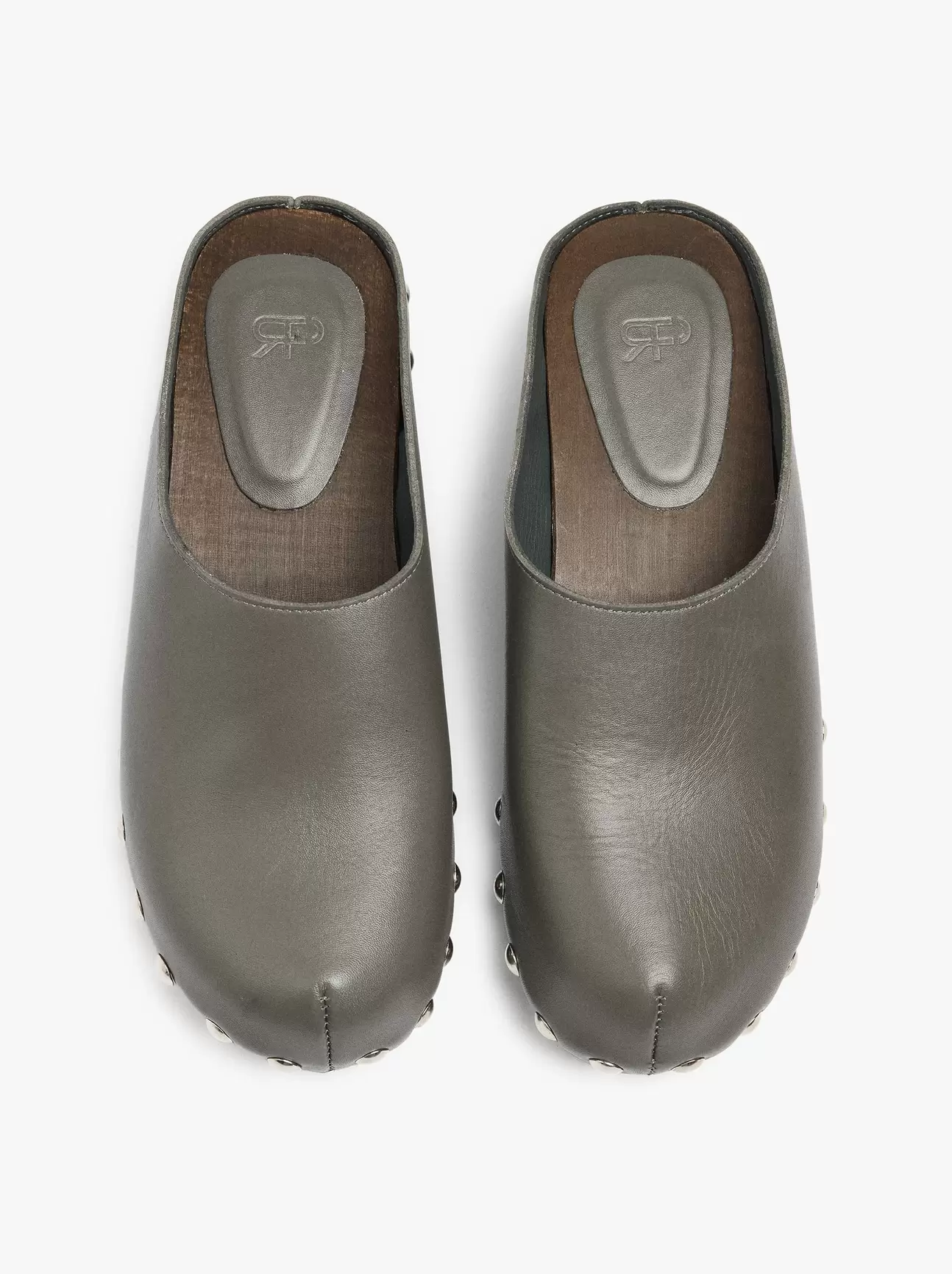 Zuecos De Cuero Con Tachuelas