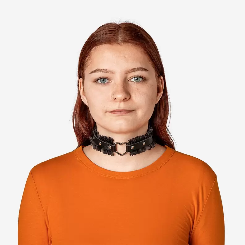 Goottilainen kaulakoru sydämellä