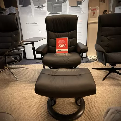 Tv-tuoli tietokonepöydällä