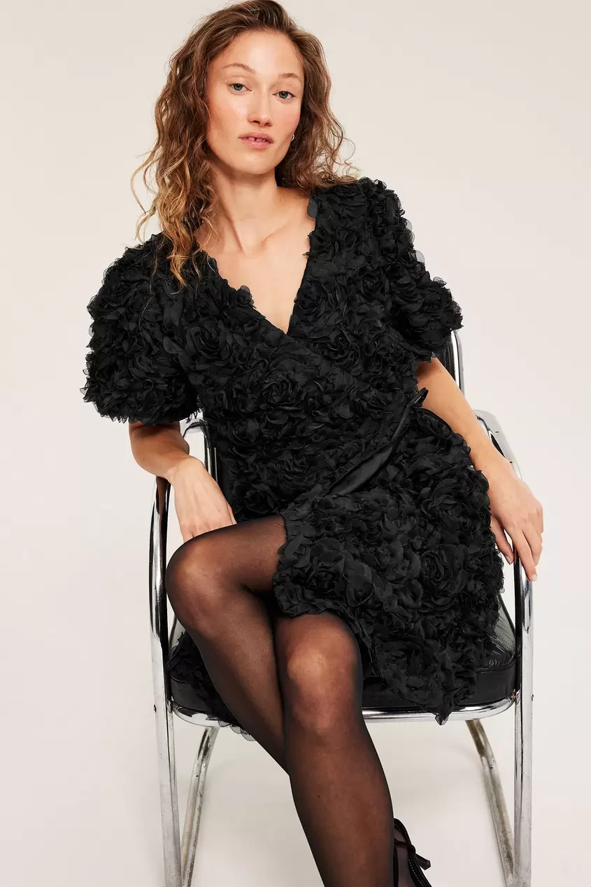 Tekstuuripintainen kietaisumekko