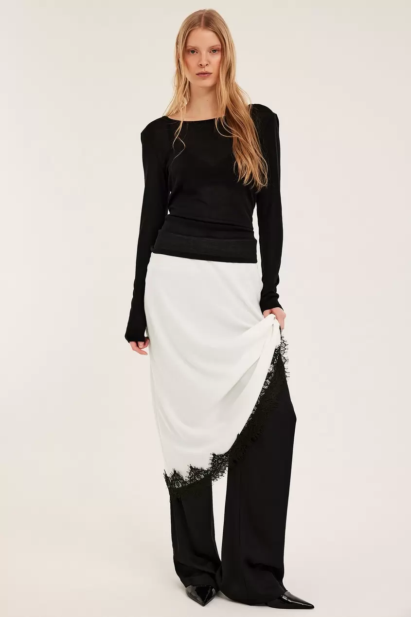 Satiinihame pitsireunalla