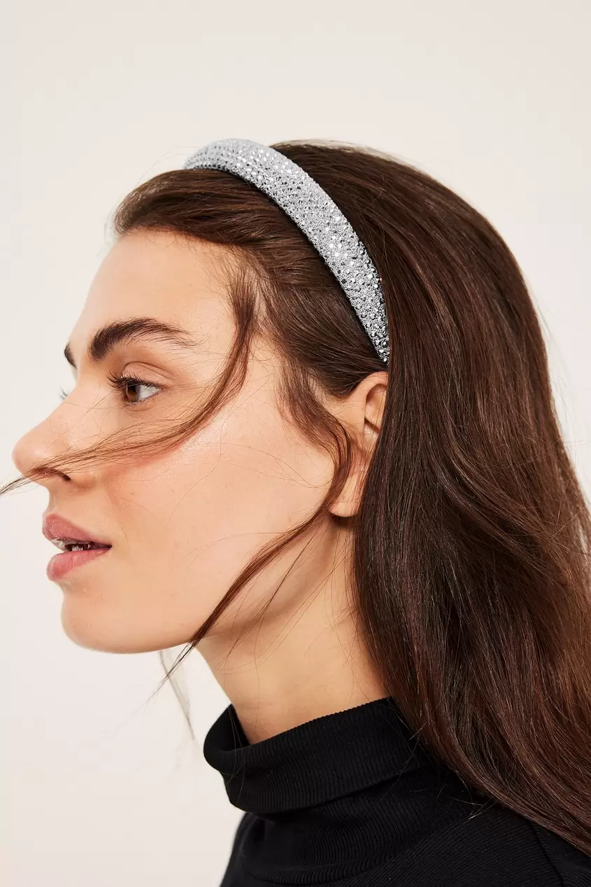 Strassikivikoristeinen hiuspanta